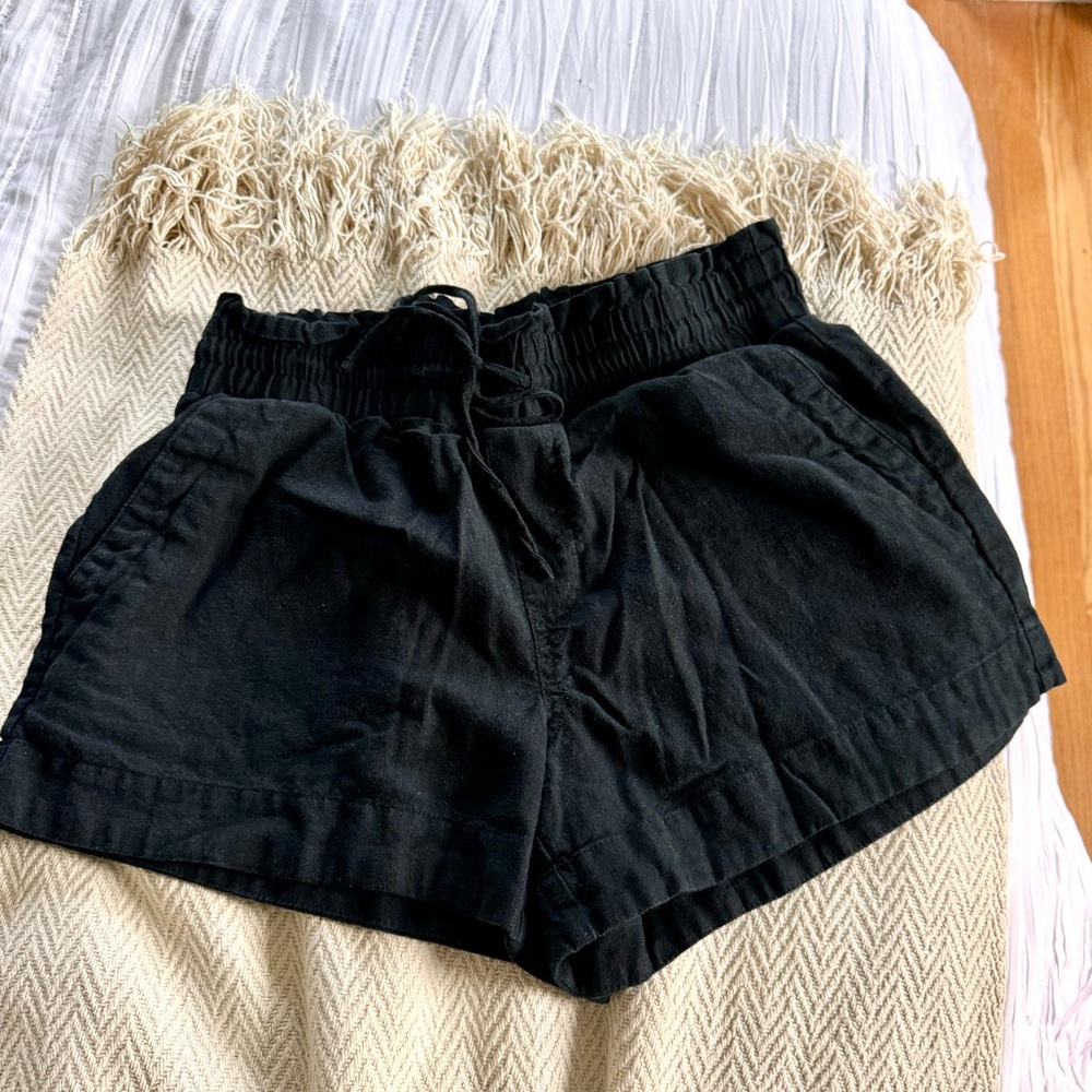 Universal Thread women’s tie-waist linen shorts. Size M. Great quality material!